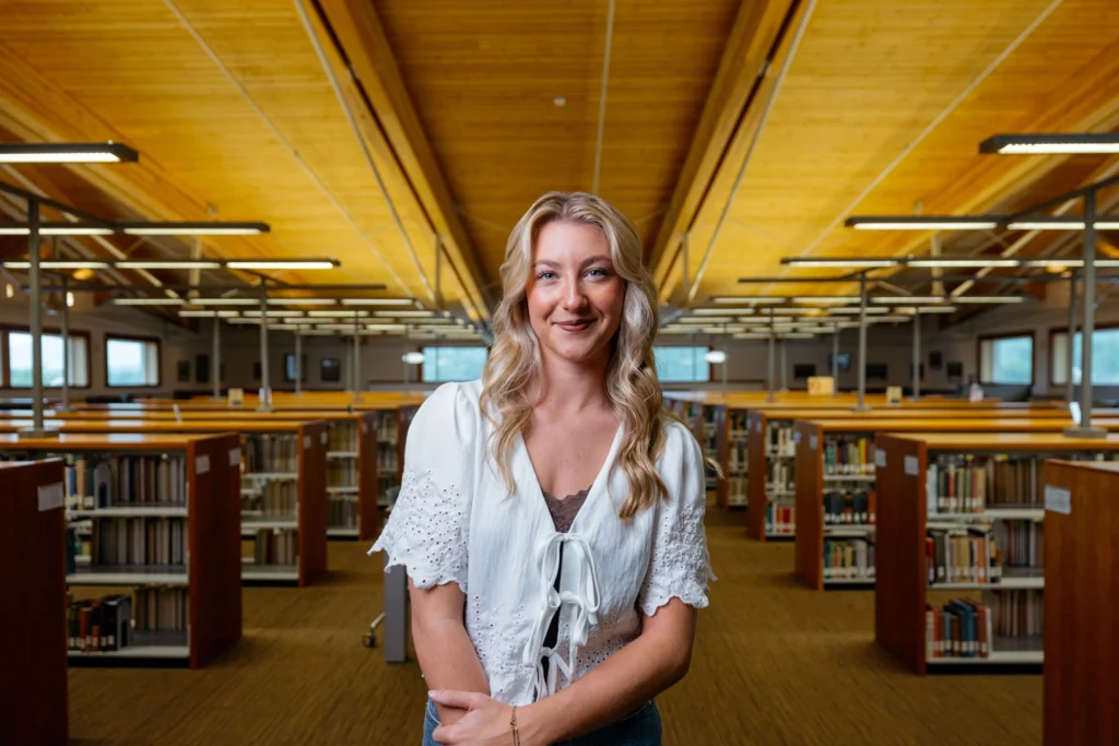 网赌网站 female student standing in library
